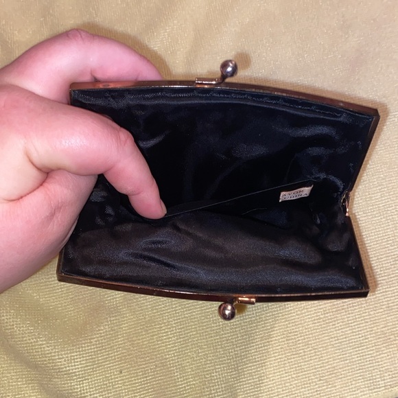 Shell Shaped Beaded Clutch - Picture 7 of 9